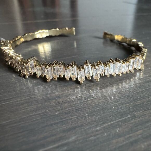 Elegant Gold Bracelet with Clear Stones - Picture 1 of 4